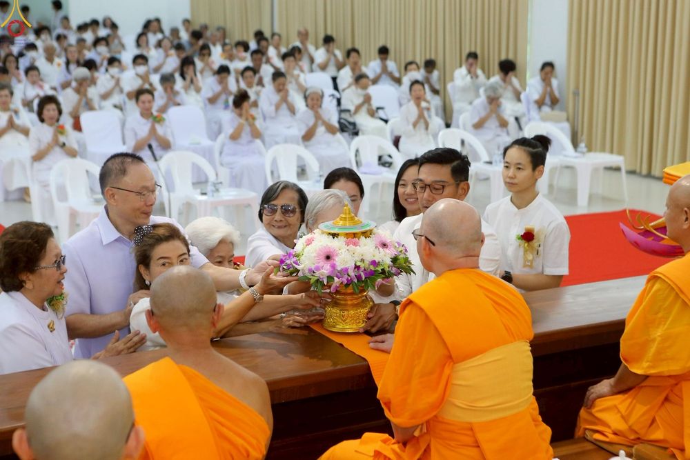 ภาพ No.258615:วันที่ 19 ตุลาคม พ.ศ. 2568 พิธีทอดกฐินสามัคคีทั่วไทย 30,000 วัด โดยคณะศิษยานุศิษย์ บูชาธรรม 81 ปี หลวงพ่อธัมมชโย ณ ศูนย์ปฎิบัติธรรมน้ำใสใจสว่าง  เขตบางกอกน้อย กรุงเทพมหานคร