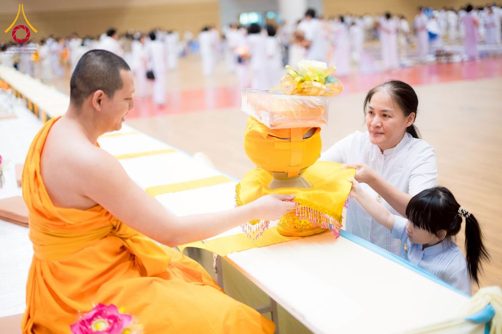 ภาพ No.270607:วันอาทิตย์ที่ 16 พฤศจิกายน พ.ศ. 2568 ถวายกองทุนโครงการอุปสมบทหมู่ 3,000 รูปทั่วไทย  รุ่นบูชาธรรมมหาปูชนียาจารย์ ณ ห้องแก้วสารพัดนึก 2 สภาธรรมกายสากล วัดพระธรรมกาย