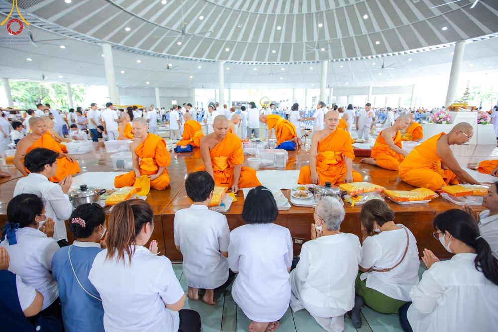 ภาพ No.167419:พิธีบุพเปตพลี ครั้งที่ 157 ร่วมอุทิศบุญกุศลแด่หมู่ญาติที่ล่วงลับไปแล้ว และสืบทอดอายุพระพุทธศาสนา วันพฤหัสที่ 31 ตุลาคม พ.ศ. 2567 (วันพระ แรม 14 ค่ำ เดือน 11) ณ หอฉันคุณยายอาจารย์ฯ วัดพระธรรมกาย