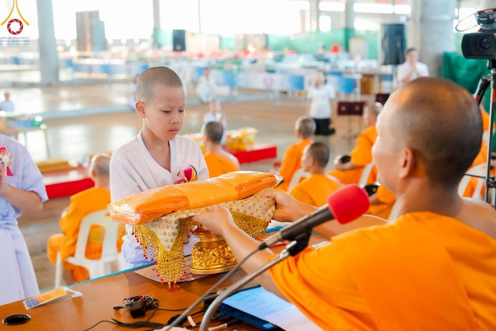 ภาพ No.214596:วันศุกร์ที่ 4 เมษายน พ.ศ.2568 นาคธรรมทายาทตักบาตรพระพี่เลี้ยง ในโครงการบรรพชาสามเณร ฟื้นฟูพระพุทธศาสนาทั่วไทย ณ วิหารคด 22 วัดพระธรรมกาย