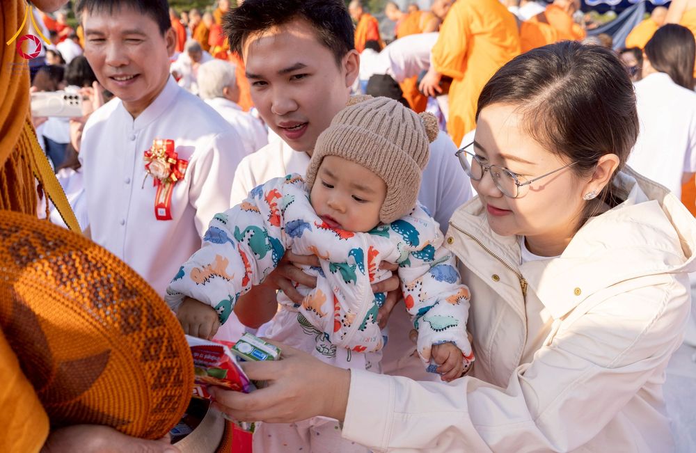 ภาพ No.276919:วันเสาร์ที่ 6 ธันวาคม พ.ศ. 2568 พิธีตักบาตรพระ 1,000 รูป อุทิศถวายพระราชกุศลสมเด็จพระนางเจ้าสิริกิติ์ พระบรมราชินีนาถ พระบรมราชชนนี พันปีหลวง และ ทำบุญเมืองลำปาง ครบรอบ 1,345 ปี ณ ลานพระบรมราชานุสาวรีย์สมเด็จพระนเรศวรมหาราชนครลำปาง อ.เกาะคา จ.ลำปาง