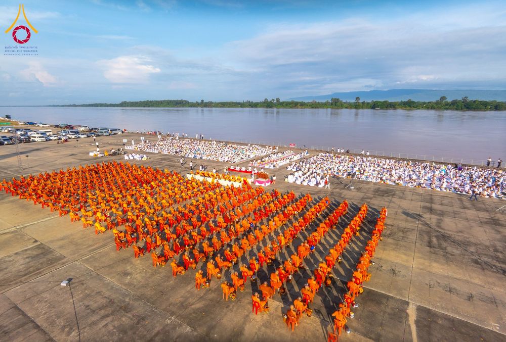 ภาพ No.250545:วันพุธที่ 8 ตุลาคม พ.ศ. 2568 พิธีตักบาตรเทโวโรหณะ ณ ลานธรรมปทุมรัตน์ธรรมเจดีย์ พุทธอุทยานนานาชาติ อ.โพนพิสัย จ.หนองคาย