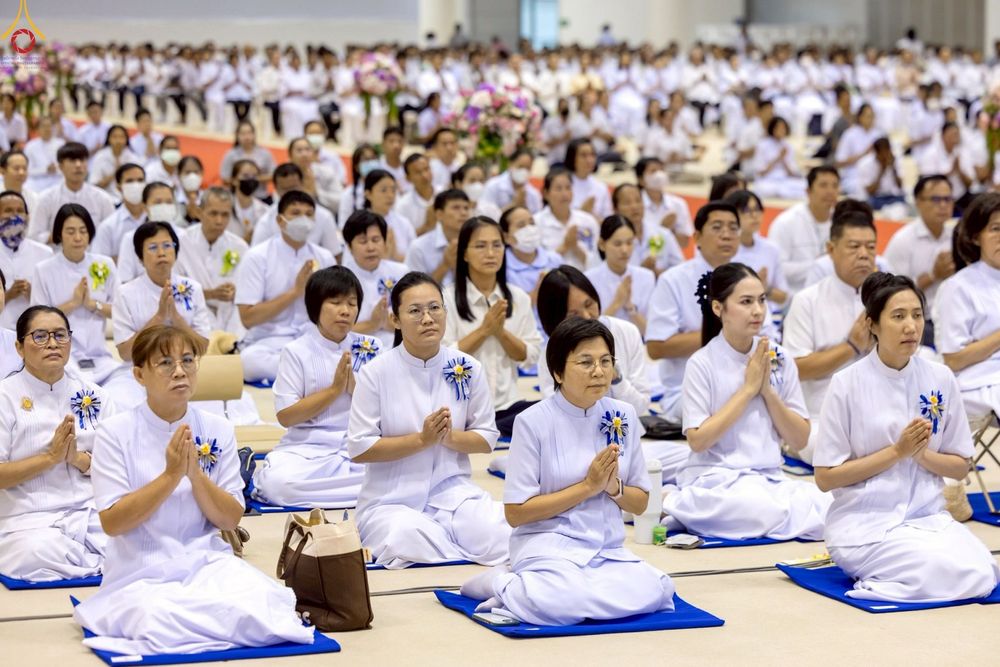 ภาพ No.233774:วันเสาร์ที่ 19 กรกฎาคม พ.ศ.2568 วันมหารำลึก ครั้งที่ 35 พิธีรำลึกถึงนักสร้างบารมี , พิธีสวดพระพุทธมนต์ , พิธีทอดผ้าบังสกุลและถวายไทยธรรม วัดพระธรรมกาย