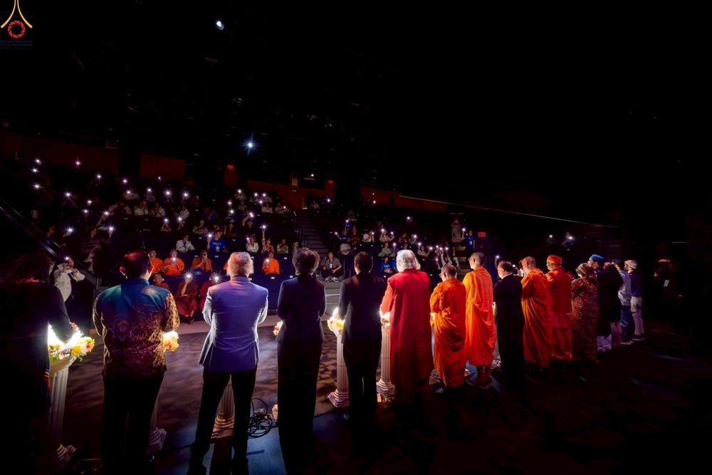 ภาพ No.249772:วันอาทิตย์ที่ 28 กันยายน พ.ศ. 2568 การปฏิบัติธรรมบูชาธรรม 108 ปี แห่งการบรรลุธรรมของหลวงปู่วัดปากน้ำ ได้จุดประทีปสันติภาพไปทั่วโลก และได้ร่วมเสวนาทางปัญญา เพื่อการขยายพระพุทธศาสนาวิชชาธรรมกายไปทั่วโลก  ในงาน HTC Newyork USA