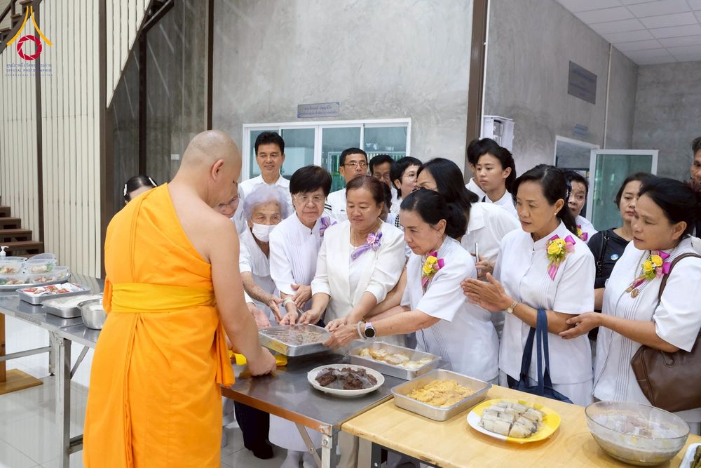 ภาพ No.277933:พิธีตัดปอยผมและปลงผมนาคธรรมทายาท พิธีขอขมาผู้ปกครอง ณ ศูนย์อบรมเยาวชนนครปฐม จ.นครปฐม และพิธีมอบบาตร ผ้าไตร นาคธรรมทายาท พิธีบรรพชา อุปสมบทหมู่ ณ วัดลาดหญ้าไทร จ.นครปฐม