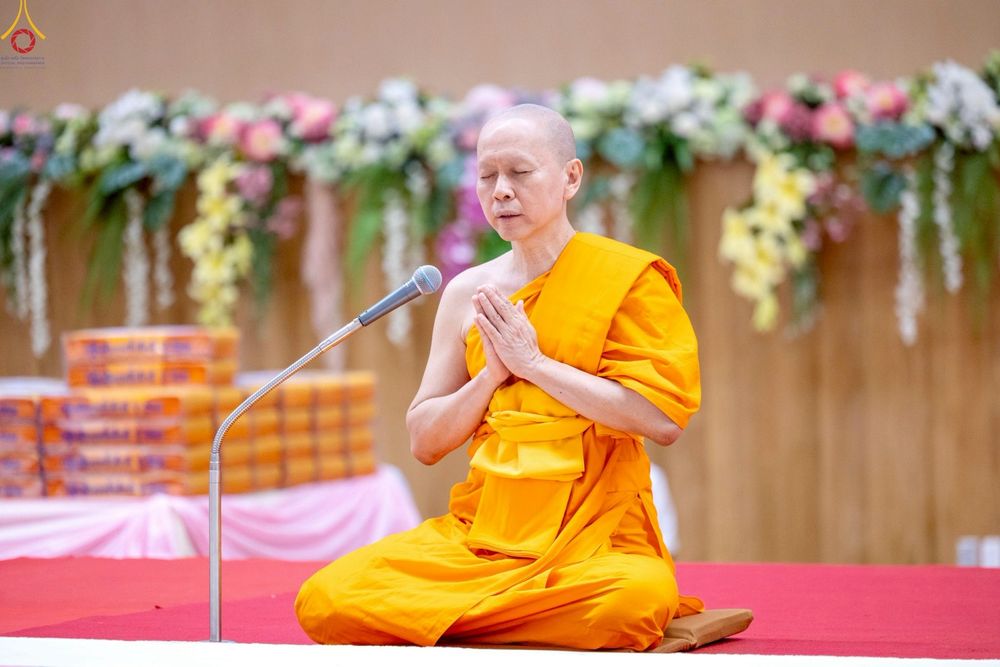 ภาพ No.245921:วันเสาร์ที่ 13 กันยายน พ.ศ. 2568 พิธีมอบผ้าไตรประธานกฐินสัมฤทธิ์เด็กดี V-Star ณ สภาธรรมกายสากล วัดพระธรรมกาย