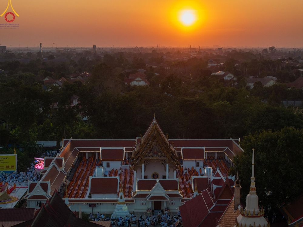 ภาพ No.197151:พิธีจุดประทีปถวายเป็นพุทธบูชา และบูชาธรรมมหาปูชนียาจารย์ ณ วัดโบสถ์(บน) ตำบลบางคูเวียง อำเภอบางกรวย จังหวัดนนทบุรี ในโครงการธรรมยาตรา กตัญญูบูชา มหาปูชนียาจารย์ พระมงคลเทพมุนี(สด จนฺทสโร) พระผู้ปราบมาร อนุสรณ์สถาน 7 แห่ง ปีที่ 13 วันที่ 18 มกราคม พ.ศ. 25