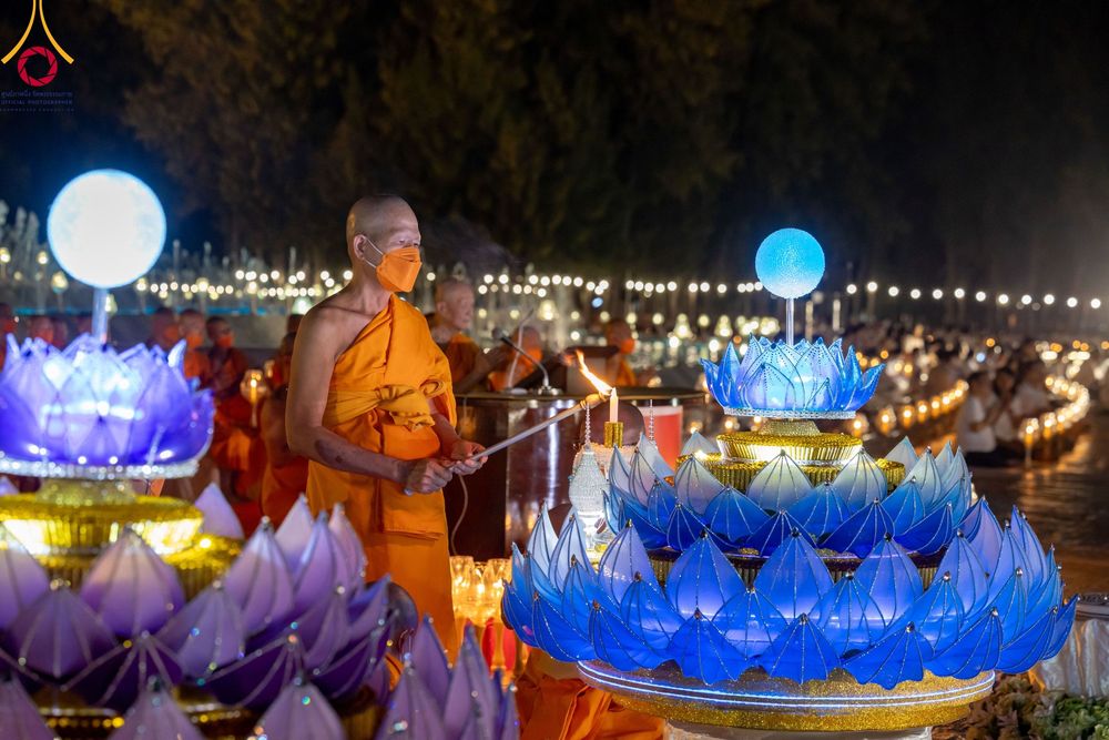 ภาพ No.97158:พิธีลอยกระทงธรรม ณ สระเศรษฐีทะเลบุญ มหาวิหารพระมงคลเทพมุนี (สด จนฺทสโร) และพิธีสวดธรรมจักร ครบ 5,899,999,999 จบ เนื่องในวันลอยกระทง วันพระขึ้น 15 ค่ำ เดือน 12 ณ วัดพระธรรมกาย จ.ปทุมธานี วันที่ 27 พฤศจิกายน พ.ศ. 2566