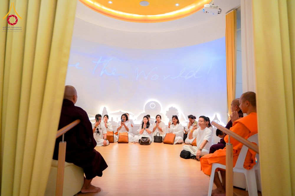 ภาพ No.327708:วันที่ 1-6 พฤษภาคม พ.ศ.2569 ต้อนรับชาวต่างชาติ พระภิกษุ คณะชาวเมียนมาร์  อุบาสิกาชาวอินเดีย เยี่ยมชมวัดพระธรรมกายและสักการะพระมหาธรรมกายเจดีย์