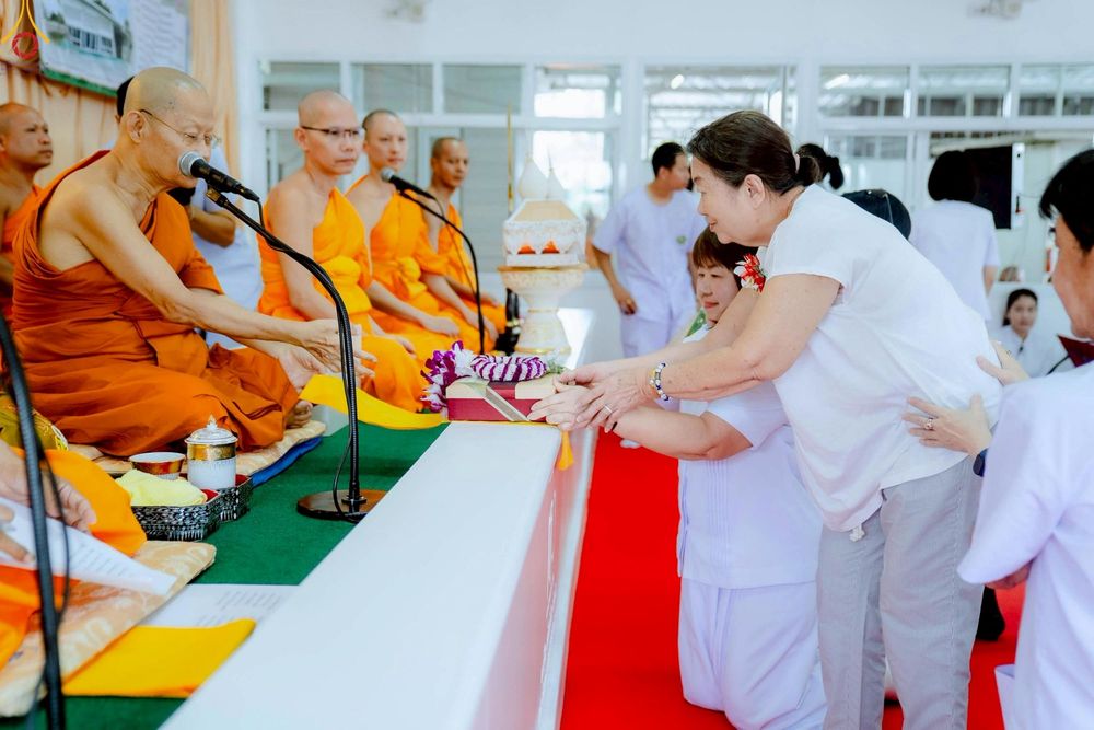 ภาพ No.266834:วันที่ 5 พฤศจิกายน พ.ศ. 2568 พิธีทอดกฐิน ณ อนุสรณ์สถานพระมงคลเทพมุนี  (สด จนฺทสโร) ผู้ค้นพบวิชชาธรรมกาย สถานที่ตั้งมโนปณิธานบวชตลอดชีวิต คลองบางนางแท่น ต.หอมเกร็ด อ.สามพราน จ.นครปฐม
