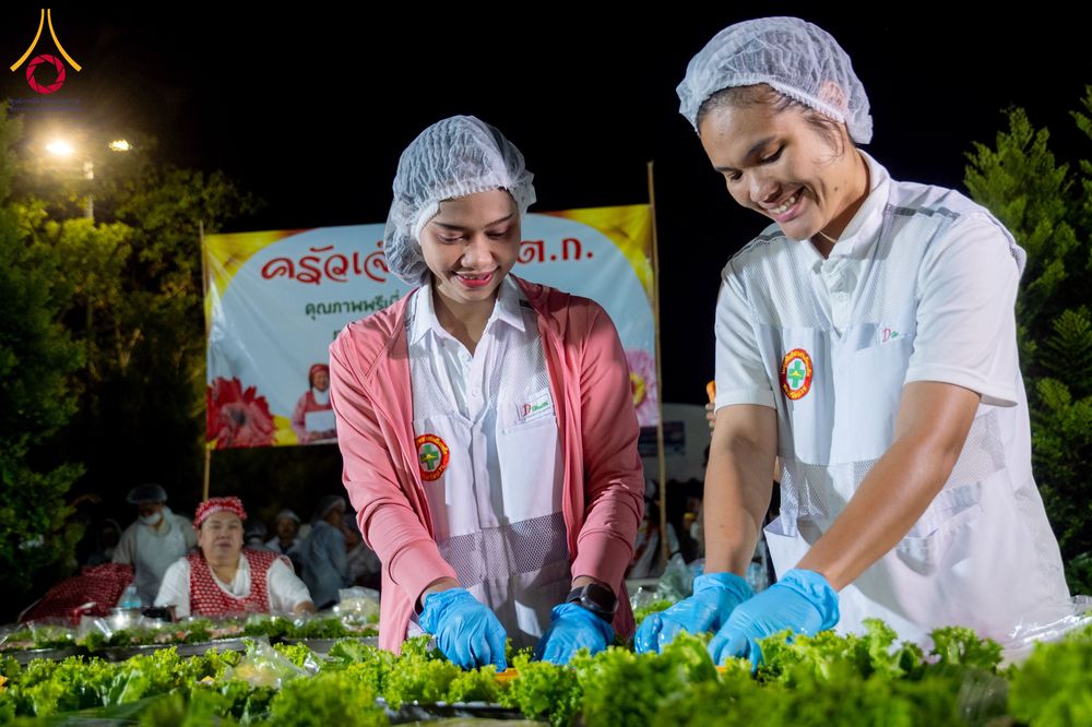 ภาพ No.293434:วันที่ 13 มกราคม พ.ศ. 2569 พิธีถวายภัตตาหารเป็นสังฆทาน แด่พระธรรมยาตรา ณ อนุสรณ์สถานมหาวิหารพระมงคลเทพมุนี (โลตัสแลนด์) อ.สองพี่น้อง จ.สุพรรณบุรี ในโครงการธรรมยาตรา กตัญญูบูชา มหาปูชนียาจารย์ พระมงคลเทพมุนี(สด จนฺทสโร) พระผู้ปราบมาร อนุสรณ์สถาน 7 แห่ง ปี