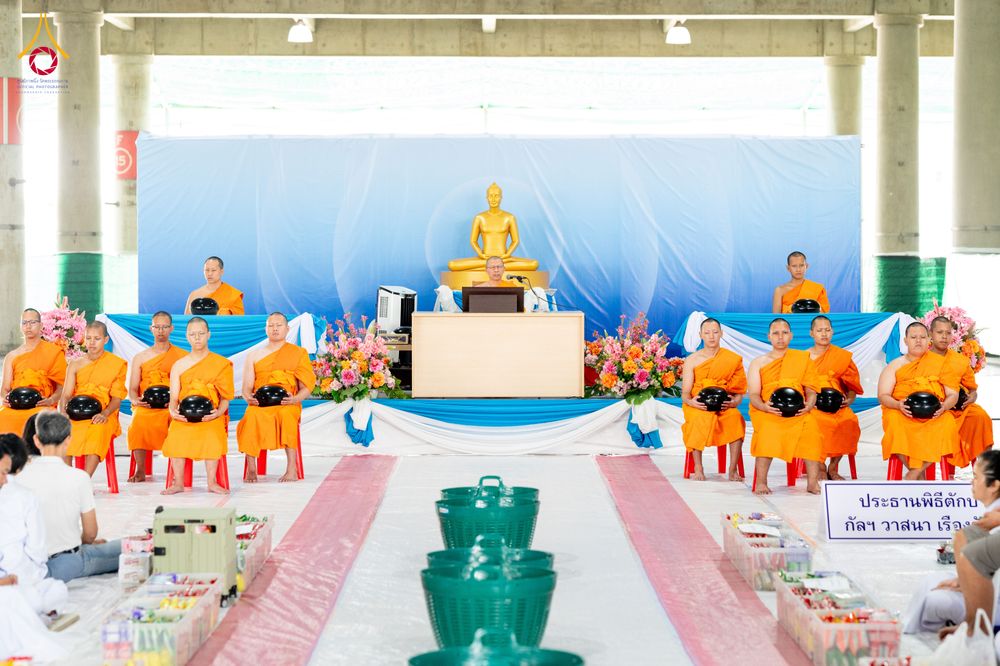 ภาพ No.336068:วันที่ 20 มิถุนายน พ.ศ. 2569 พิธีตักบาตรฉลองพระใหม่ โครงการอุปสมบทธรรมทายาทอุดมศึกษา รุ่นที่ 53
