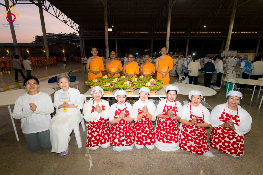 ภาพ No.303788:วันที่ 28 มกราคม พ.ศ. 2569 พิธีถวายภัตตาหารเป็นสังฆทาน แด่พระธรรมยาตรา ณ วัดพระธรรมกาย  จังหวัดปทุมธานี ในโครงการธรรมยาตรา กตัญญูบูชา มหาปูชนียาจารย์ พระมงคลเทพมุนี(สด จนฺทสโร) พระผู้ปราบมาร อนุสรณ์สถาน 7 แห่ง ปีที่ 14