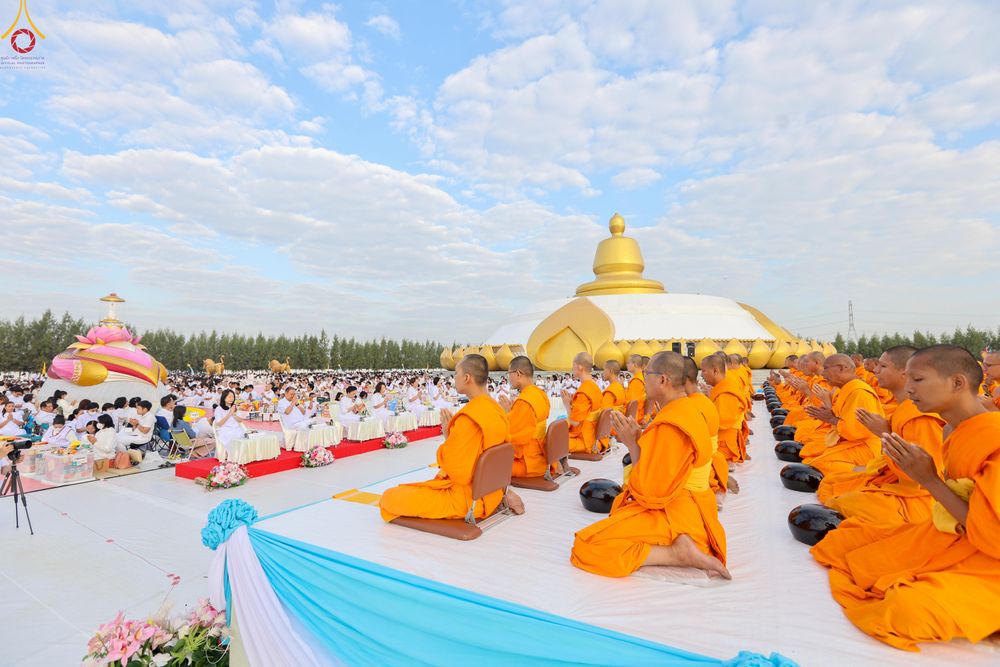 ภาพ No.302570:วันที่ 24 มกราคม พ.ศ. 2569 พิธีตักบาตรพระธรรมยาตรา(ภาพชุดที่ 2) ณ อนุสรณ์สถานลำดับที่ 5 สถานที่เผยแผ่วิชชาธรรมกายครั้งแรก อนุสรณ์สถานบางปลา วัดบางปลา อำเภอบางเลน จังหวัดนครปฐม ในโครงการธรรมยาตรา กตัญญูบูชา มหาปูชนียาจารย์ พระมงคลเทพมุนี(สด จนฺทสโร) พระผู
