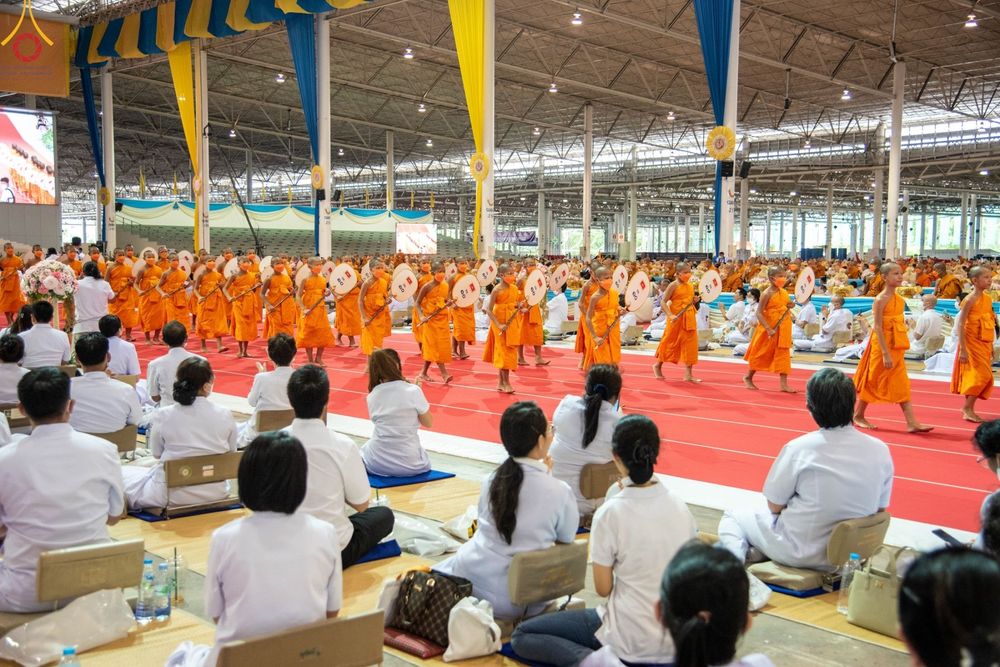 ภาพ No.85436:พิธีถวายมหาสังฆทานคณะสงฆ์ 2000 กว่าวัดทั่วประเทศปีที่ 23, พิธีถวายไทยธรรมคณะสงฆ์ 323 วัด 4 จังหวัดชายแดนภาคใต้, พิธีมอบปัจจัยช่วยเหลือครู 4 จังหวัดชายแดนภาคใต้ ณ สภาธรรมกายสากล วัดพระธรรมกาย ในวันสมาธิโลก อาทิตย์ที่ 6 สิงหาคม พ.ศ. 2566