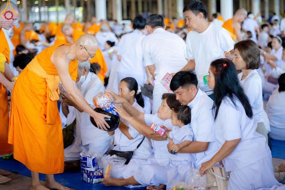 ภาพ No.151072:พิธีตักบาตร ในวันอาทิตย์ต้นเดือน วันที่ 1 กันยายน พ.ศ. 2567 ณ สภาธรรมกายสากล วัดพระธรรมกาย