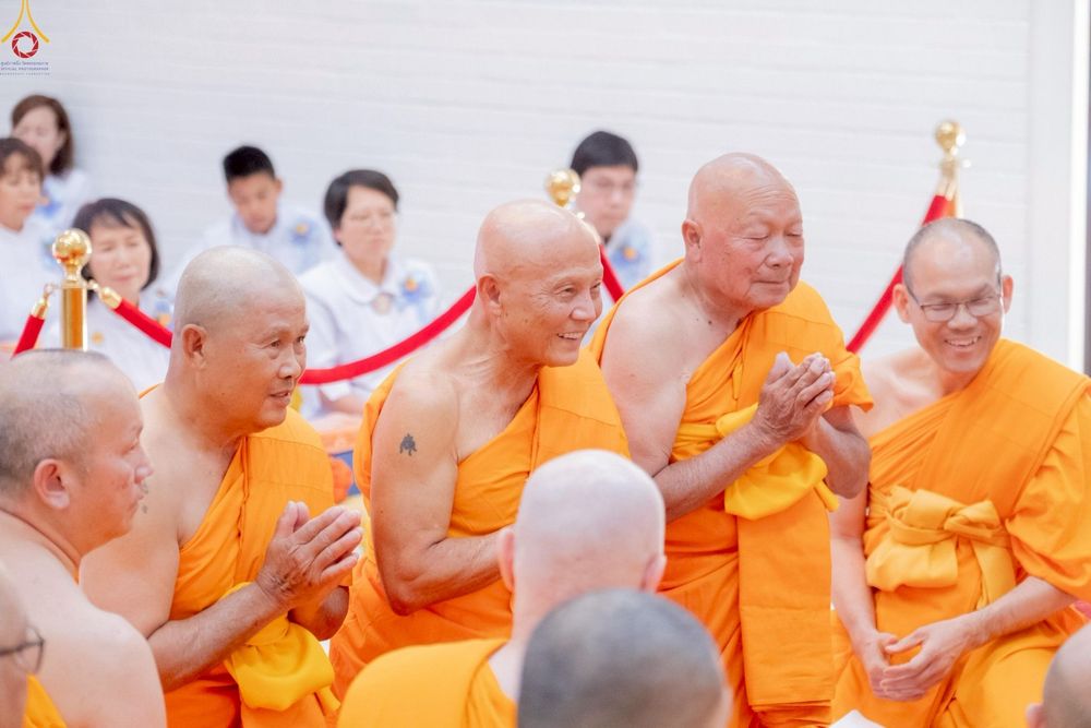 ภาพ No.252310:วันที่ 4-5 ตุลาคม พ.ศ. 2568  วัดพระธรรมกายแคลิฟอร์เนีย ประเทศสหรัฐอเมริกา ได้จัดพิธีตัดปอยผม โดยคณะสงฆ์ ญาติ ๆ และสาธุชน ให้กับนาคธรรมทายาท 8 ท่าน และได้จัดพิธีบรรพชา-อุปสมบท ฉลองพิธีทอดกฐินบรมจักรพรรดิ สร้างอุโบสถ 82 ปี บูชาธรรมหลวงพ่อธัมมชโย