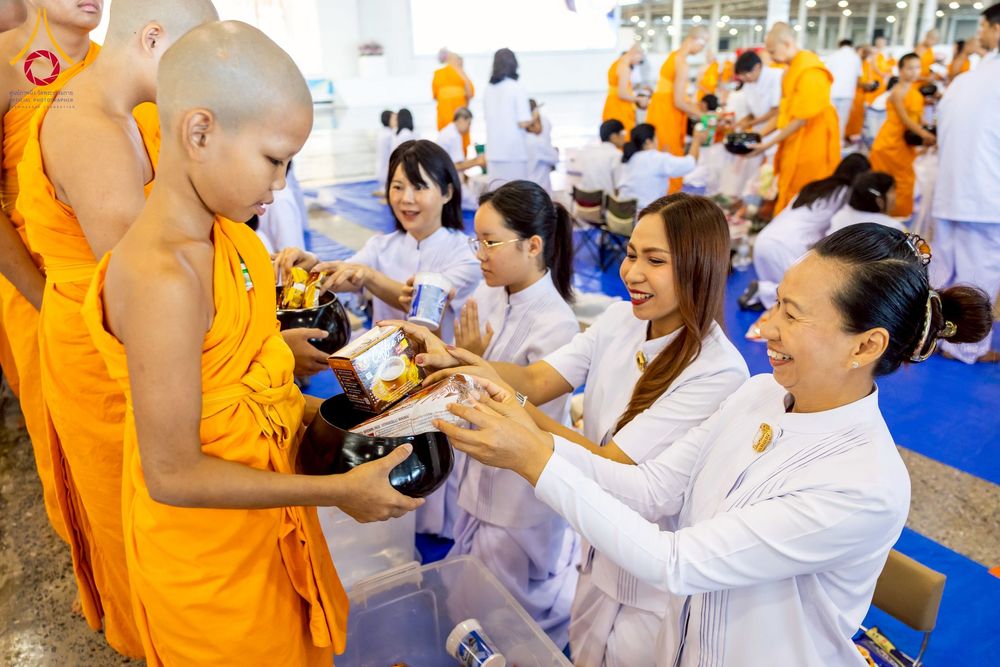 ภาพ No.256843:วันที่ 5 ตุลาคม พ.ศ. 2568 พิธีตักบาตร ข้าวสารอาหารแห้ง ณ บ้านแก้วเรือนทองคุณยายฯ สภาธรรมกายสากล วัดพระธรรมกาย