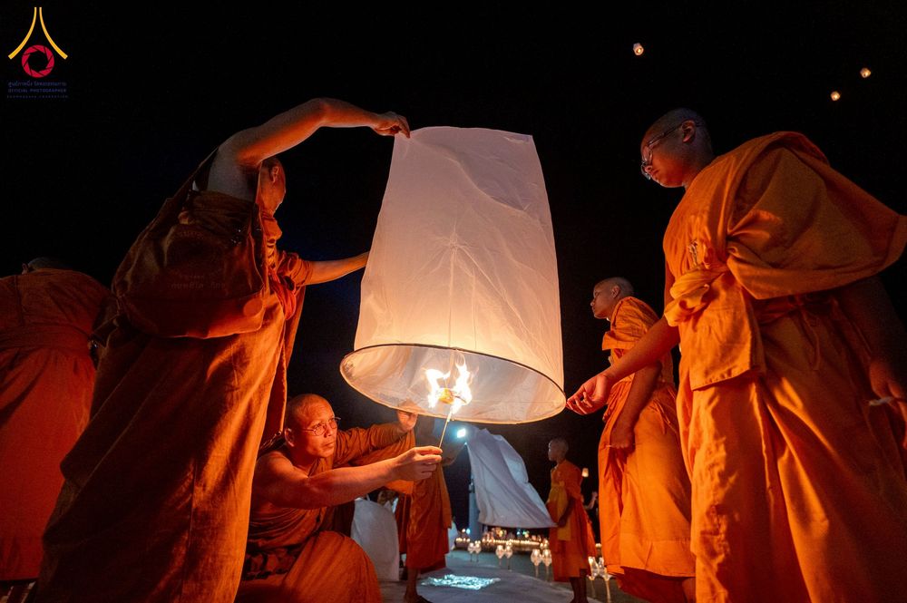 ภาพ No.266174:วันพุธที่ 5 พฤศจิกายน พ.ศ. 2568 (วันพระ ขึ้น 15 ค่ำ เดือน 12) พิธีจุดประทีปโคมลาน, โคมลอย และลอยกระทง ถวายประทีปเป็นพุทธบูชา สร้างความสว่างไสวให้กับแผ่นดินด้วยแสงธรรม ณ พุทธอุทยานนานาชาติ จังหวัดหนองคาย