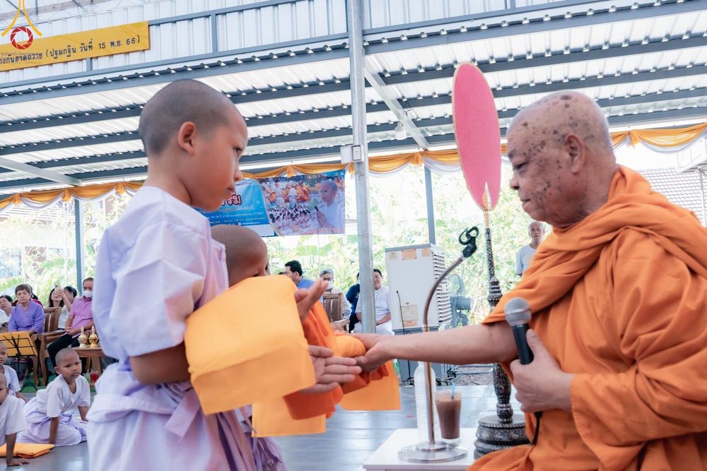 ภาพ No.133516:พิธีขอขมารับผ้าไตร, พิธีบรรพชาสามเณร, สามเณรออกบิณฑบาต ในโครงการบรรพชาสามเณร ฟื้นฟูพระพุทธศาสนาทั่วไทย  ณ ศูนย์ปฏิบัติธรรม และอบรมเยาวชนเมืองยะลา วันที่ 3 เมษายน พ.ศ. 2567