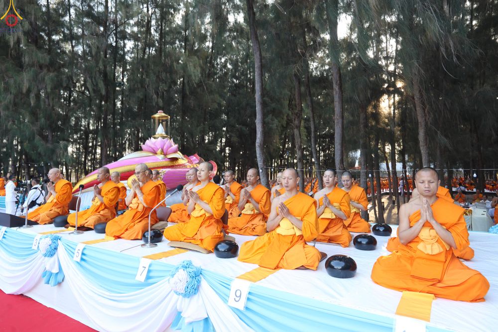 ภาพ No.289287:วันที่ 7 มกราคม พ.ศ. 2569 พิธีตักบาตรพระธรรมยาตรา ณ อนุสรณ์สถานลำดับที่ 1 สถานที่เกิดด้วยรูปกายเนื้อ อนุสรณ์สถานมหาวิหารพระมงคลเทพมุนี (โลตัสแลนด์) อ.สองพี่น้อง จ.สุพรรณบุรี ในโครงการธรรมยาตรา กตัญญูบูชา มหาปูชนียาจารย์ พระมงคลเทพมุนี(สด จนฺทสโร) พระผู้ป