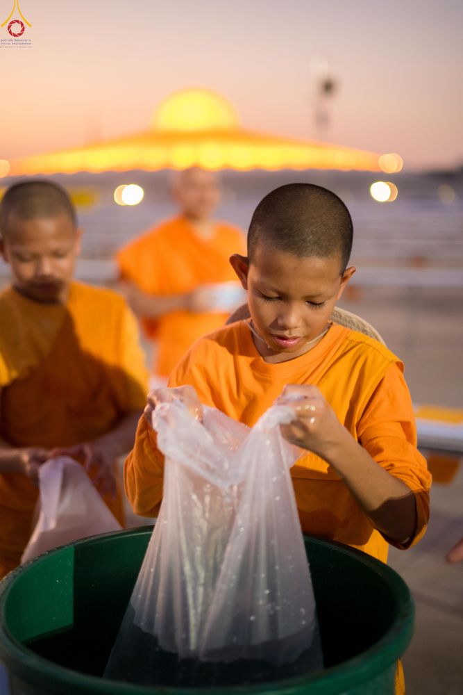 ภาพ No.320460:วันที่ 9 เมษายน พ.ศ.2569 การเตรียมงาน มัดถุงน้ำ ถ่วงขาโต๊ะไทยธรรม เพื่องานถวายมหาสังฆทาน 40,000 กว่าวัดทั่วประเทศ วันคุ้มครองโลก 22 เมษายน พ.ศ.2569 วัดพระธรรมกาย