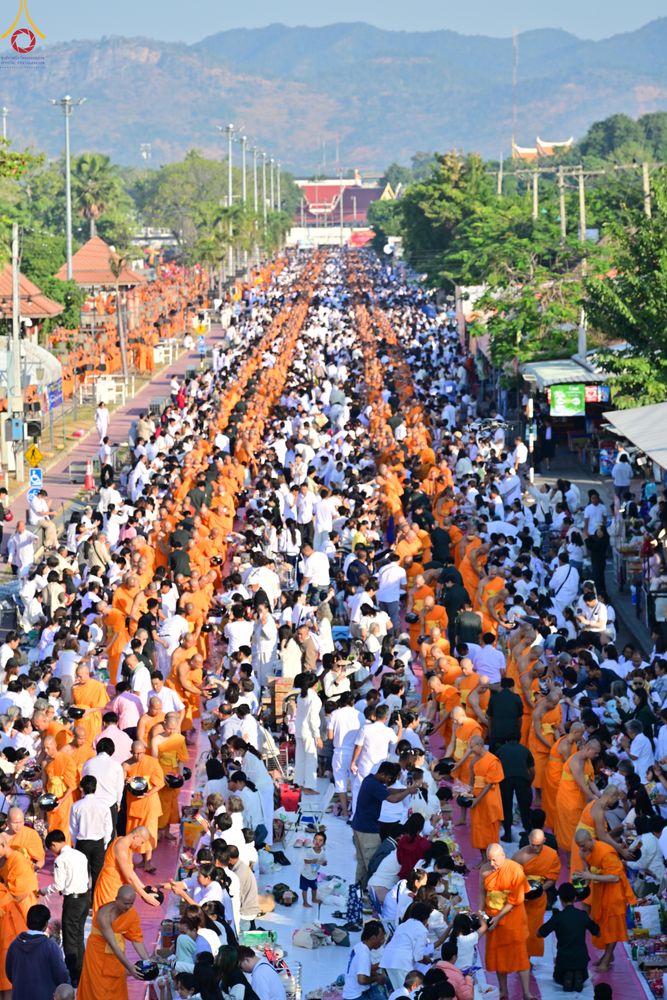 ภาพ No.284272:วันเสาร์ที่ 20 ธันวาคม พ.ศ.2568  พิธีตักบาตรพระ 10,000 รูป เนื่องในโอกาส 194 ปี จังหวัดกาญจนบุรี และอุทิศส่วนกุศลให้แด่บรรพชนทั้งหลาย บริเวณถนนสองแคว (Skywalk) เมืองกาญจนบุรี