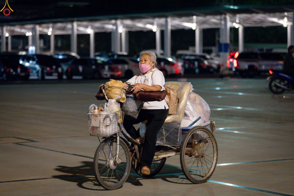 ภาพ No.280279:วันที่ 31 ธันวาคม พ.ศ.2568 -วันที่ 1 มกราคม พ.ศ.2569 พิธีฉลองชัยสวดมนต์บทธัมมจักกับปปวัตนสูตร ครบ 8,000,000,000 จบ , พิธีสวดมนต์ข้ามปี ณ วัดพระธรรมกาย