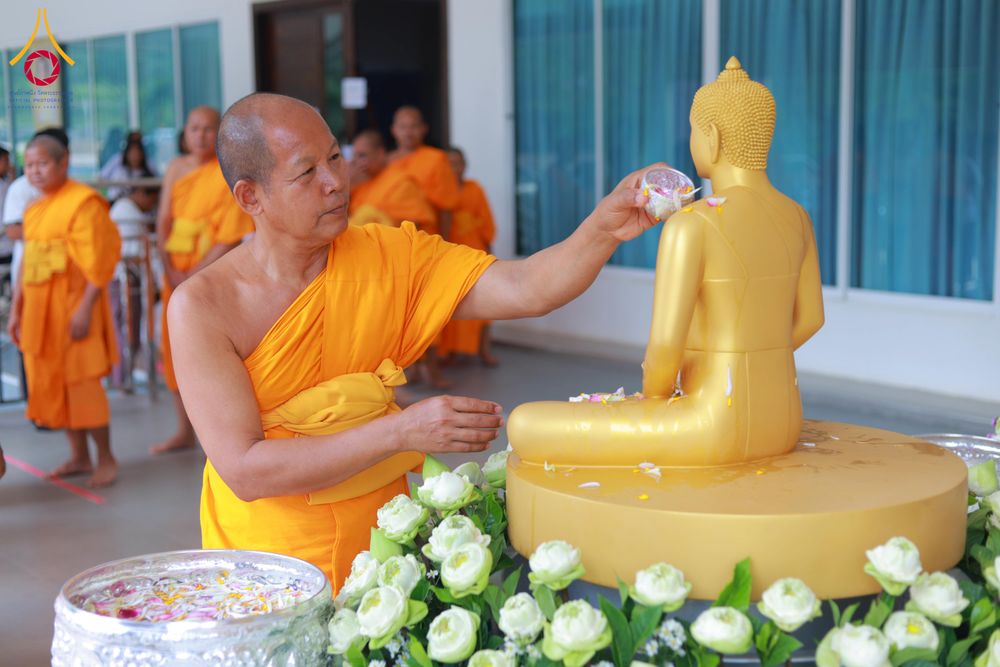 ภาพ No.321913:วันที่ 12 เมษายน พ.ศ.2569 ตักบาตรสงกรานต์ฉลองสามเณรใหม่  ณ ศูนย์ปฏิบัติธรรมระยอง(บ้านช่องลม)