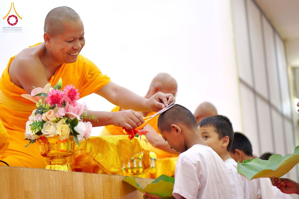 ภาพ No.319859:วันเสาร์ที่ 4 เมษายน พ.ศ.2569 พิธีตัดปอยผมและปลงผม พิธีขอขมาผู้ปกครองและมอบผ้าไตร พิธีบรรพชาและถวายบาตร ณ ศูนย์ปฏิบัติธรรมและศูนย์อบรมเยาวชนเพชรบุรี  ต.ท่าแลง อ.ท่ายาง จ.เพชรบุรี