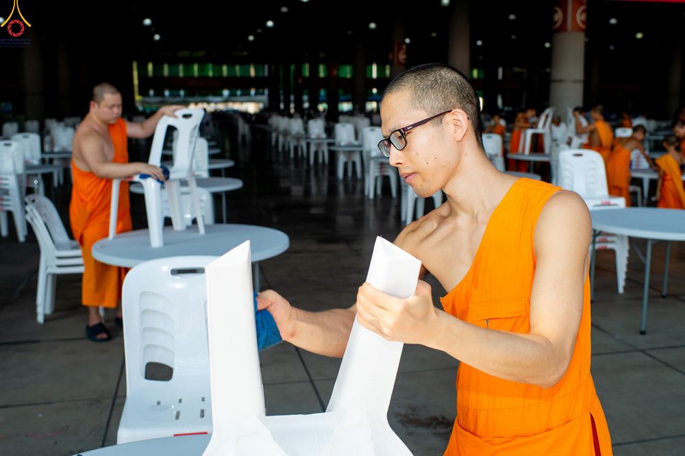 ภาพ No.322292:วันที่ 15 เมษายน พ.ศ.2569 การเตรียมงาน เช็ดโต๊ะ เก้าอี้ ปูผ้าโต๊ะฉัน เพื่องานถวายมหาสังฆทาน 40,000 กว่าวัดทั่วประเทศ วันคุ้มครองโลก 22 เมษายน พ.ศ.2569 วัดพระธรรมกาย