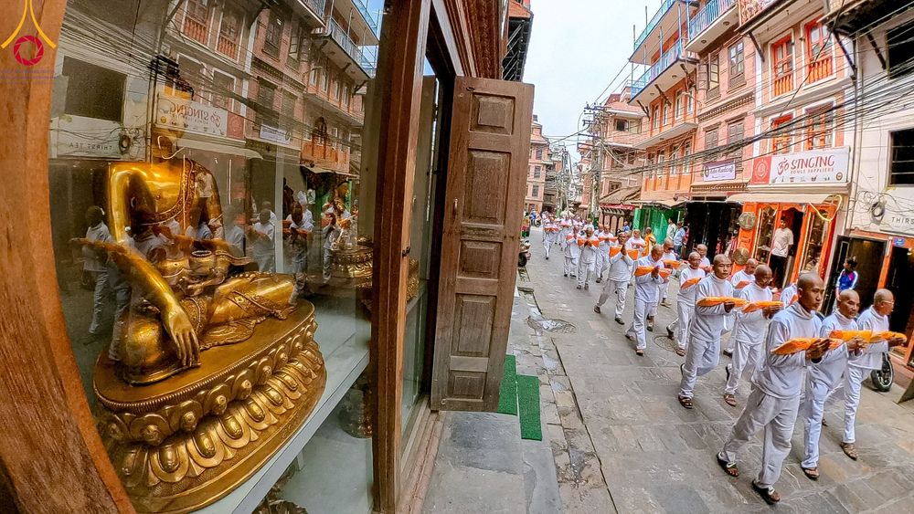 ภาพ No.313459:วันพฤหัสบดีที่ 12 มีนาคม พ.ศ. 2569 ขบวนแห่นาคธรรมทายาทในโครงการบรรพชาสามเณร 500 รูป  จาก นาคบาฮาล (Nagbahal) สู่จัตุรัสปาทัน (Patan Durbar Square) ประเทศเนปาล