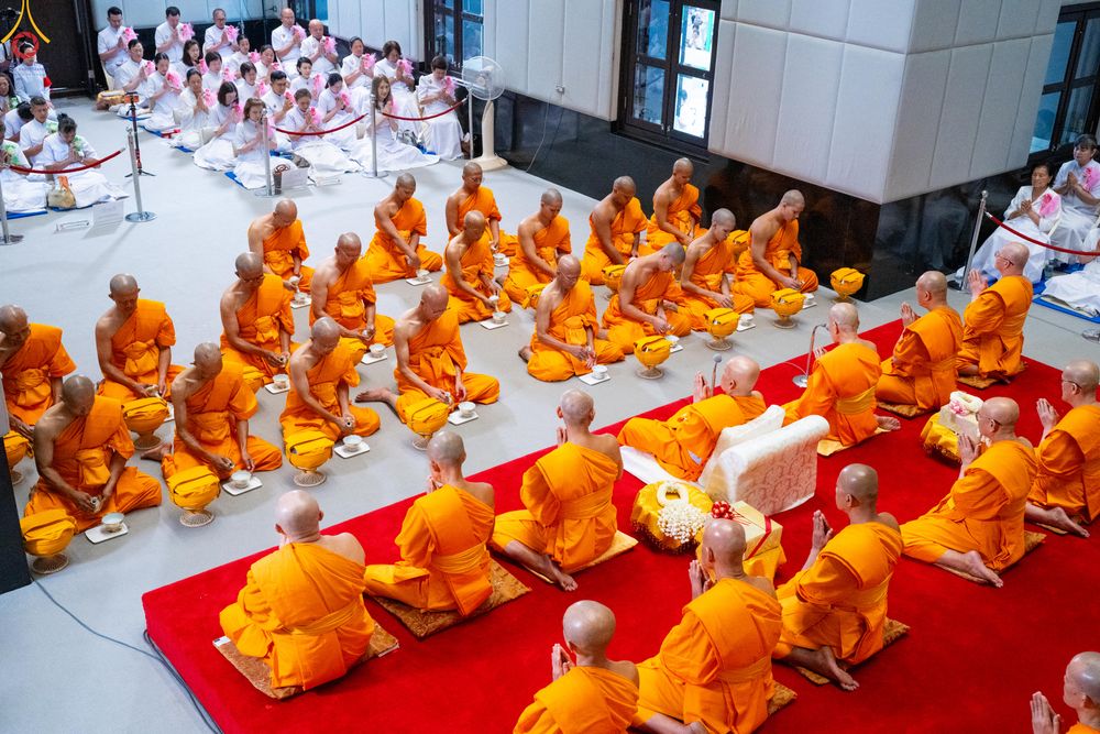 ภาพ No.330879:วันวิสาขบูชา อาทิตย์ที่ 31 พฤษภาคม พ.ศ.2569 พิธีบรรพชาสามเณรอุบาสก 11 ท่าน , พิธีถวายบาตรผ้าไตร และจตุปัจจัยไทยธรรม แด่สามเณร , พิธีอุปสมบทอุทิศชีวิต , พิธีกล่าวคำกัปปิยภัณฑ์  ณ อุโบสถพระไตรปิฎก วัดพระธรรมกาย จังหวัดปทุมธานี