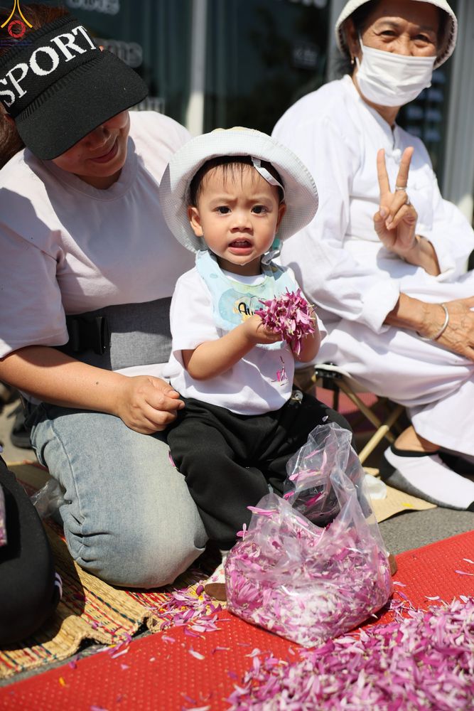 ภาพ No.304112:วันที่ 25 มกราคม พ.ศ. 2569 พิธีต้อนรับพระธรรมยาตรา  รร.สามัคคีราษฏร์บำรุง-วัดพระธรรมกาย ในโครงการธรรมยาตรา กตัญญูบูชา มหาปูชนียาจารย์ พระมงคลเทพมุนี(สด จนฺทสโร) พระผู้ปราบมาร อนุสรณ์สถาน 7 แห่ง ปีที่ 14