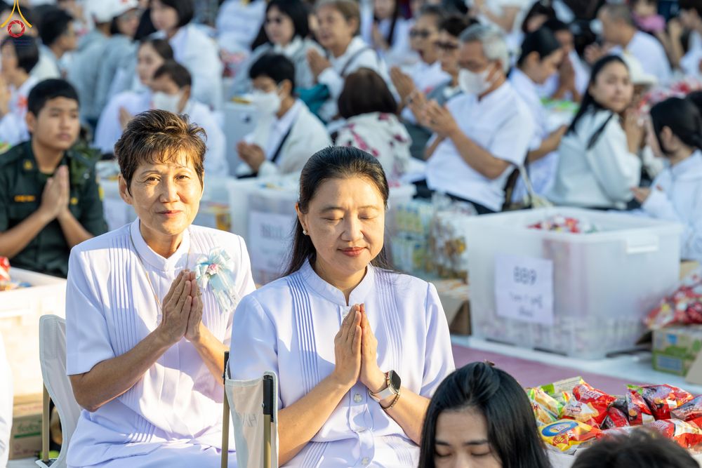 ภาพ No.282634:วันเสาร์ที่ 20 ธันวาคม พ.ศ.2568 พิธีตักบาตรพระ 10,000 รูป (ชุด 2) เนื่องในโอกาส 194 ปี จังหวัดกาญจนบุรี และอุทิศส่วนกุศลให้แด่บรรพชนทั้งหลาย บริเวณถนนสองแคว (Skywalk) เมืองกาญจนบุรี