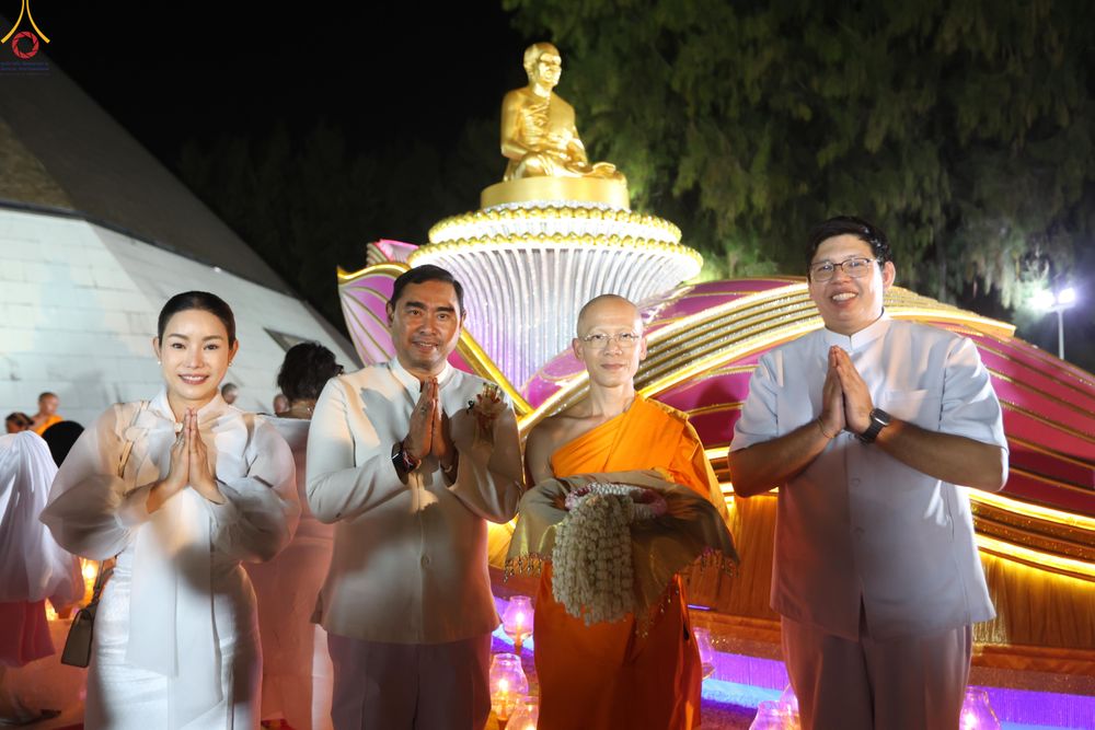 ภาพ No.290256:วันที่ 6 มกราคม พ.ศ. 2569 พิธีจุดประทีปถวายเป็นพุทธบูชา และบูชาธรรมมหาปูชนียาจารย์ (ภาพชุดที่ 2) ณ อนุสรณ์สถานมหาวิหารพระมงคลเทพมุนี (โลตัสแลนด์) อ.สองพี่น้อง จ.สุพรรณบุรี ในโครงการธรรมยาตรา กตัญญูบูชา มหาปูชนียาจารย์ พระมงคลเทพมุนี(สด จนฺทสโร) พระผู้ปรา