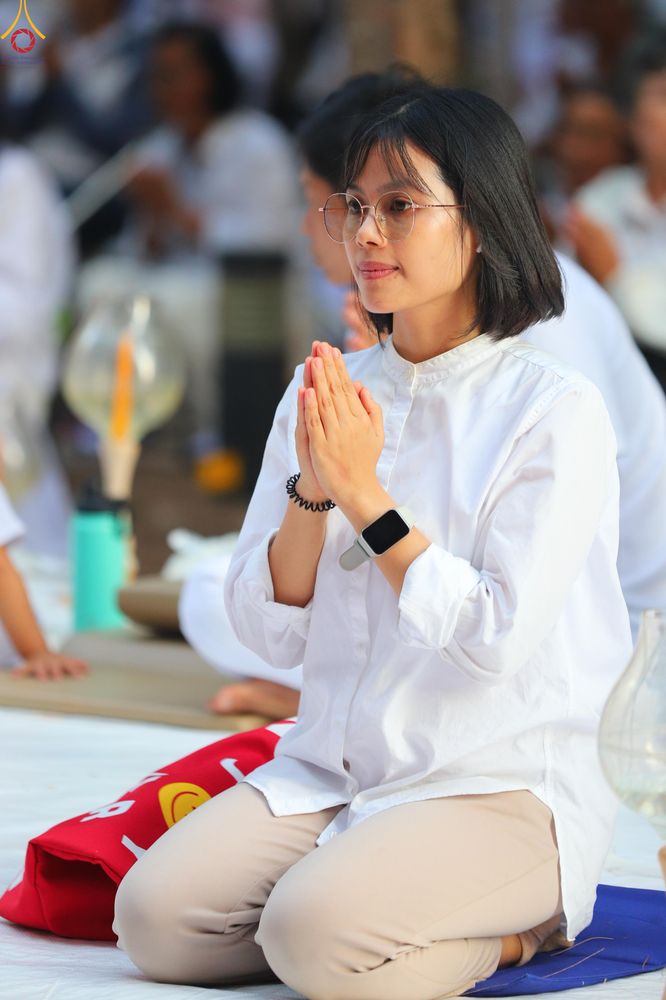 ภาพ No.290077:วันที่ 6 มกราคม พ.ศ. 2569 พิธีจุดประทีปถวายเป็นพุทธบูชา และบูชาธรรมมหาปูชนียาจารย์ (ภาพชุดที่ 2) ณ อนุสรณ์สถานมหาวิหารพระมงคลเทพมุนี (โลตัสแลนด์) อ.สองพี่น้อง จ.สุพรรณบุรี ในโครงการธรรมยาตรา กตัญญูบูชา มหาปูชนียาจารย์ พระมงคลเทพมุนี(สด จนฺทสโร) พระผู้ปรา