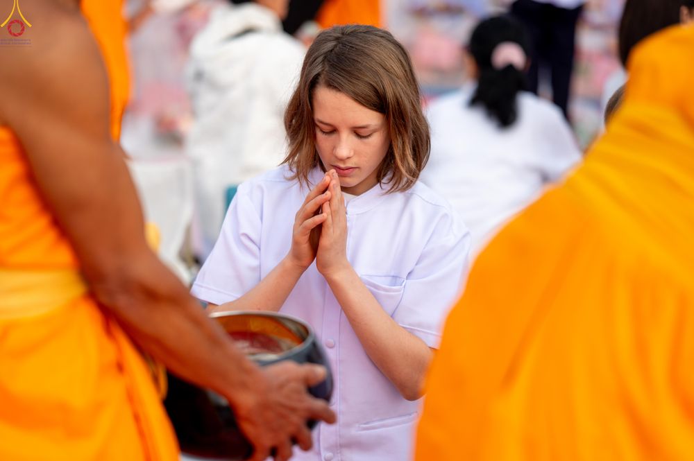 ภาพ No.302707:วันที่ 24 มกราคม พ.ศ. 2569 พิธีตักบาตรพระธรรมยาตรา(ภาพชุดที่ 2) ณ อนุสรณ์สถานลำดับที่ 5 สถานที่เผยแผ่วิชชาธรรมกายครั้งแรก อนุสรณ์สถานบางปลา วัดบางปลา อำเภอบางเลน จังหวัดนครปฐม ในโครงการธรรมยาตรา กตัญญูบูชา มหาปูชนียาจารย์ พระมงคลเทพมุนี(สด จนฺทสโร) พระผู