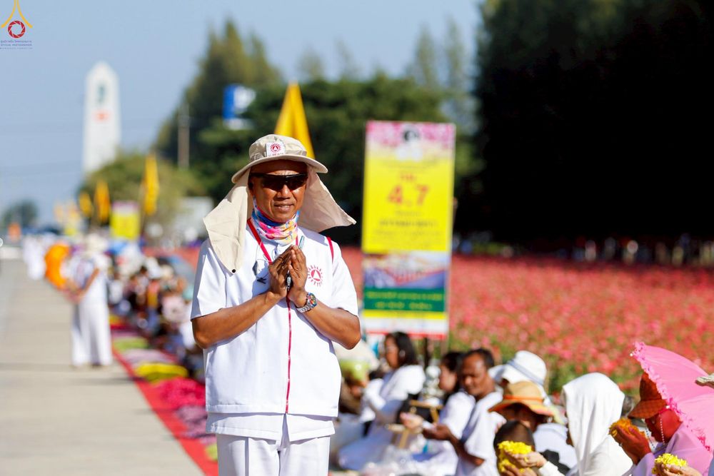 ภาพ No.296015:ภาพเบื้องหลังอาสาสมัครรวมใจ ชุดที่ 1 ในโครงการธรรมยาตรา กตัญญูบูชา มหาปูชนียาจารย์ พระมงคลเทพมุนี(สด จนฺทสโร) พระผู้ปราบมาร อนุสรณ์สถาน 7 แห่ง ปีที่ 14