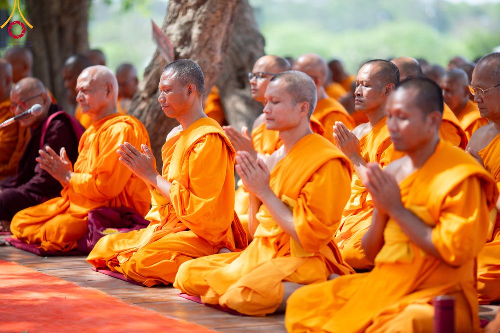 ภาพ No.314190:วันจันทร์ที่ 16 มีนาคม พ.ศ. 2569 พิธีถวายบาตรอัฐบริขาร และพิธีขอนิสัยแก่สามเณรธรรมทายาท 500 รูป ณ วิหารมายาเทวี ประเทศเนปาล