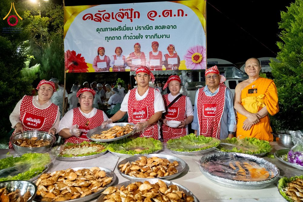 ภาพ No.289469:วันที่ 7 มกราคม พ.ศ. 2569 พิธีถวายภัตตาหารเป็นสังฆทาน แด่พระธรรมยาตรา ในโครงการธรรมยาตรา กตัญญูบูชา มหาปูชนียาจารย์ พระมงคลเทพมุนี(สด จนฺทสโร) พระผู้ปราบมาร อนุสรณ์สถาน 7 แห่ง ปีที่ 14 ณ อนุสรณ์สถานมหาวิหารพระมงคลเทพมุนี (โลตัสแลนด์) อ.สองพี่น้อง จ.สุพรร