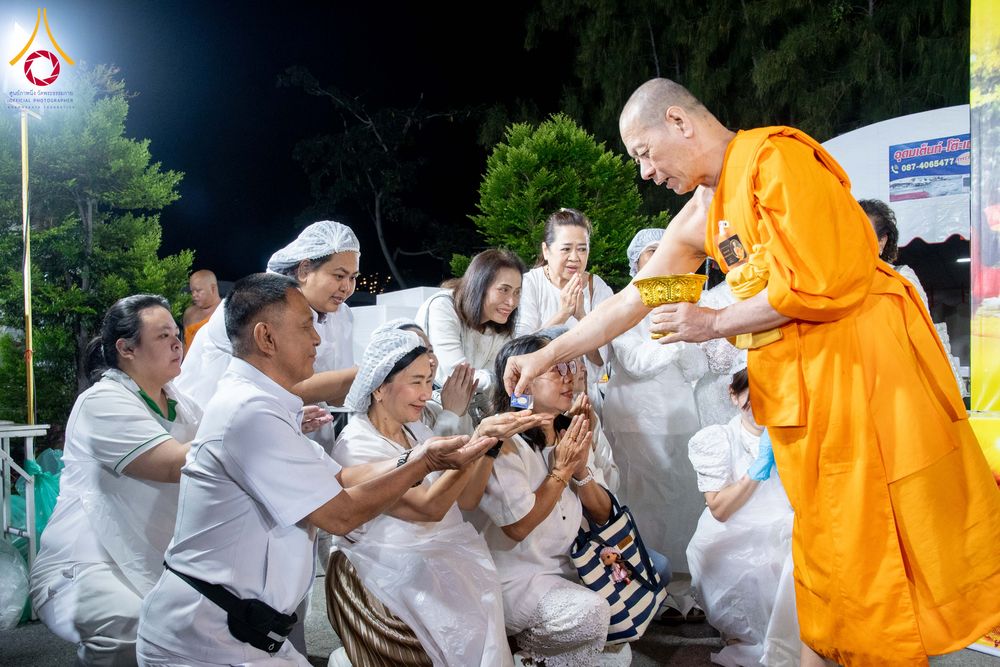 ภาพ No.288233:วันที่ 5 มกราคม พ.ศ. 2569 พิธีถวายภัตตาหารเป็นสังฆทาน แด่พระธรรมยาตรา ในโครงการธรรมยาตรา กตัญญูบูชา มหาปูชนียาจารย์ พระมงคลเทพมุนี(สด จนฺทสโร) พระผู้ปราบมาร อนุสรณ์สถาน 7 แห่ง ปีที่ 14 ณ อนุสรณ์สถานมหาวิหารพระมงคลเทพมุนี (โลตัสแลนด์) อ.สองพี่น้อง จ.สุพรร