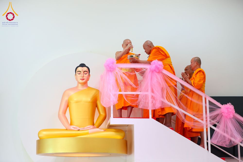 ภาพ No.291130:วันพุธที่ 7 มกราคม พ.ศ. 2569  พิธีบรรจุพระบรมสารีริกธาตุภายในพระเกตุองค์พระประธาน สมโภชพระประธาน พระธรรมกาย พิธีทอดผ้าป่า บุญแสงสว่าง ติดตั้งโซล่าเซล ณ ศูนย์ปฏิบัติธรรมพระมงคลเทพมุนี อ.สองพี่น้อง จ.สุพรรณบุรี