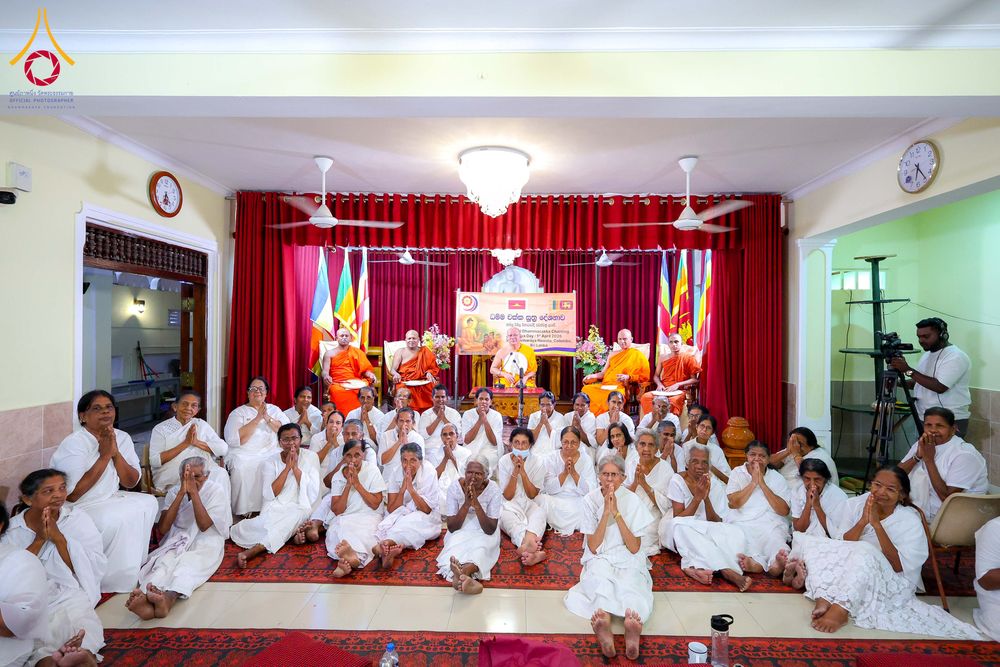 ภาพ No.317859:วันที่ 1 เมษายน พ.ศ. 2569 พิธีสวดธัมมจักกัปปวัตตนสูตรนานาชาติ ในวันพระใหญ่ ขึ้น 15 ค่ำ เดือน 5 (Poya Day)  ณ ศรีธรรมนันทะปิริเวนะ เเละ  วัดวิมลวิหาร นาวละ ประเทศศรีลังกา