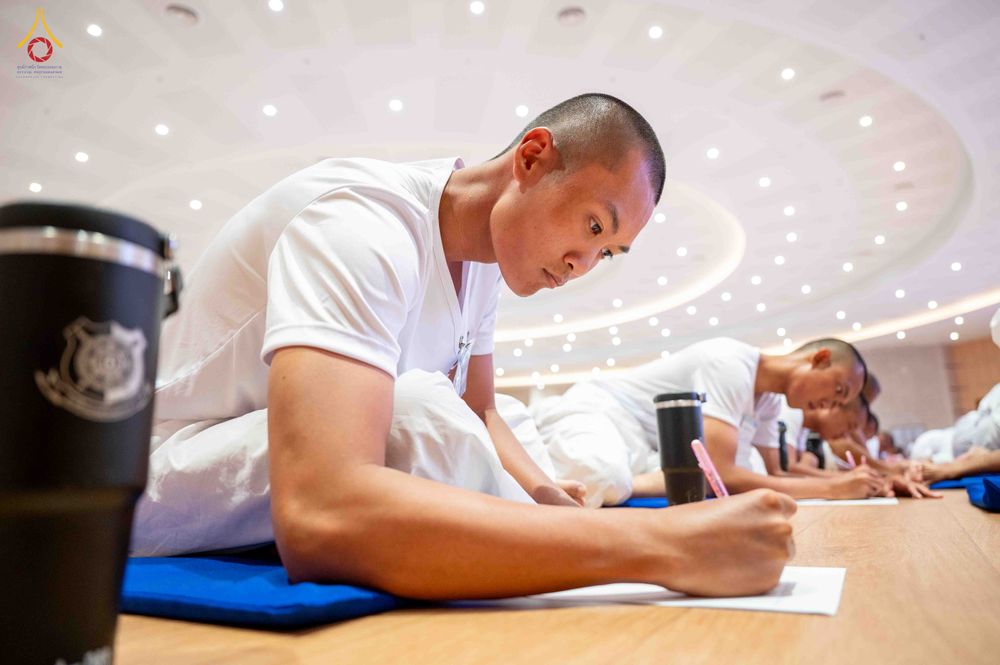 ภาพ No.341535:วันที่ 26 กรกฎาคม พ.ศ. 2569 โครงการพัฒนาคุณธรรม จริยธรรม สำหรับนักเรียนนายสิบตำรวจ (นสต.) รุ่นที่ 17 ศูนย์ฝึกอบรมตำรวจภูธรภาค 1 ได้จัดกิจกรรม  จุดเทียนรวมใจและปฏิบัติธรรมเจริญสมาธิภาวนา เพื่อน้อมอุทิศถวายเป็นพระราชกุศลฯ ณ ศูนย์ปฏิบัติธรรมเวิล์ดพีช วัลเล่