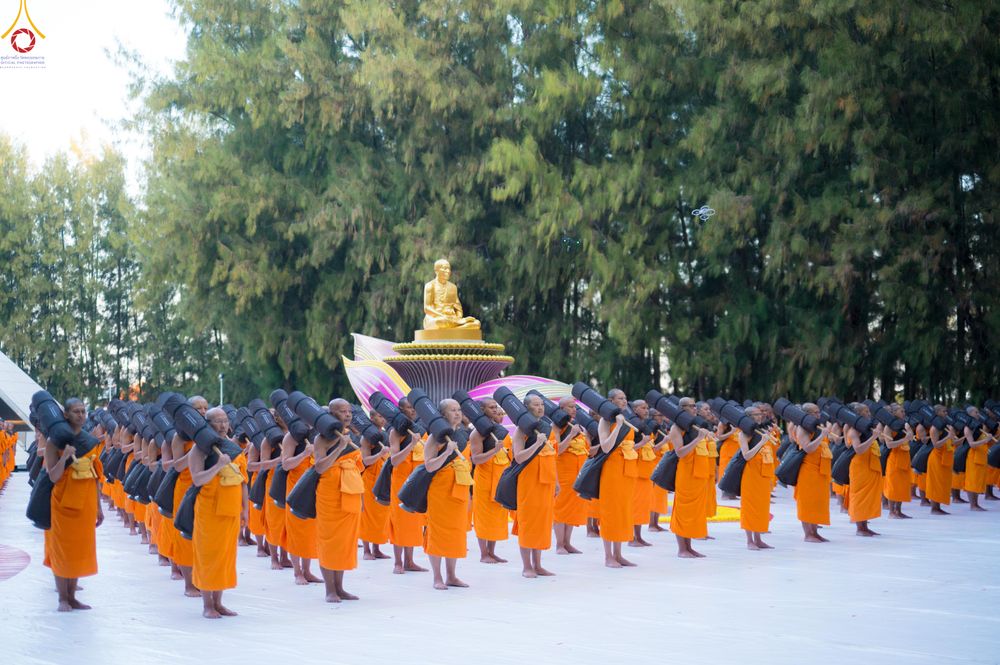 ภาพ No.288468:วันที่ 4 มกราคม พ.ศ. 2569 พระธรรมยาตราปฏิบัติธรรม และถ่ายภาพหมู่ประวัติศาสตร์ ในโครงการธรรมยาตรา กตัญญูบูชา มหาปูชนียาจารย์ พระมงคลเทพมุนี(สด จนฺทสโร) พระผู้ปราบมาร อนุสรณ์สถาน 7 แห่ง ปีที่ 14 ณ อนุสรณ์สถานมหาวิหารพระมงคลเทพมุนี (โลตัสแลนด์) อ.สองพี่น้อง
