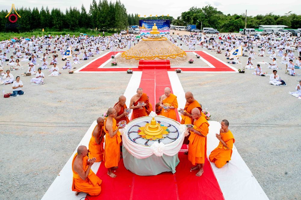 ภาพ No.346649:วันอาทิตย์ที่ 30 สิงหาคม พ.ศ.2569 พิธีทอดผ้าป่า สวดธรรมจักรกัปปวัตนสูตรกลั่นแผ่นดินโปรยรัตนชาติ  สถาปนาองค์พระเจดีย์เพื่อสร้างสันติภาพโลก  ณ ศูนย์ปฏิบัติธรรมพนมสารคาม (เพชรตะวัน) จังหวัดฉะเชิงเทรา