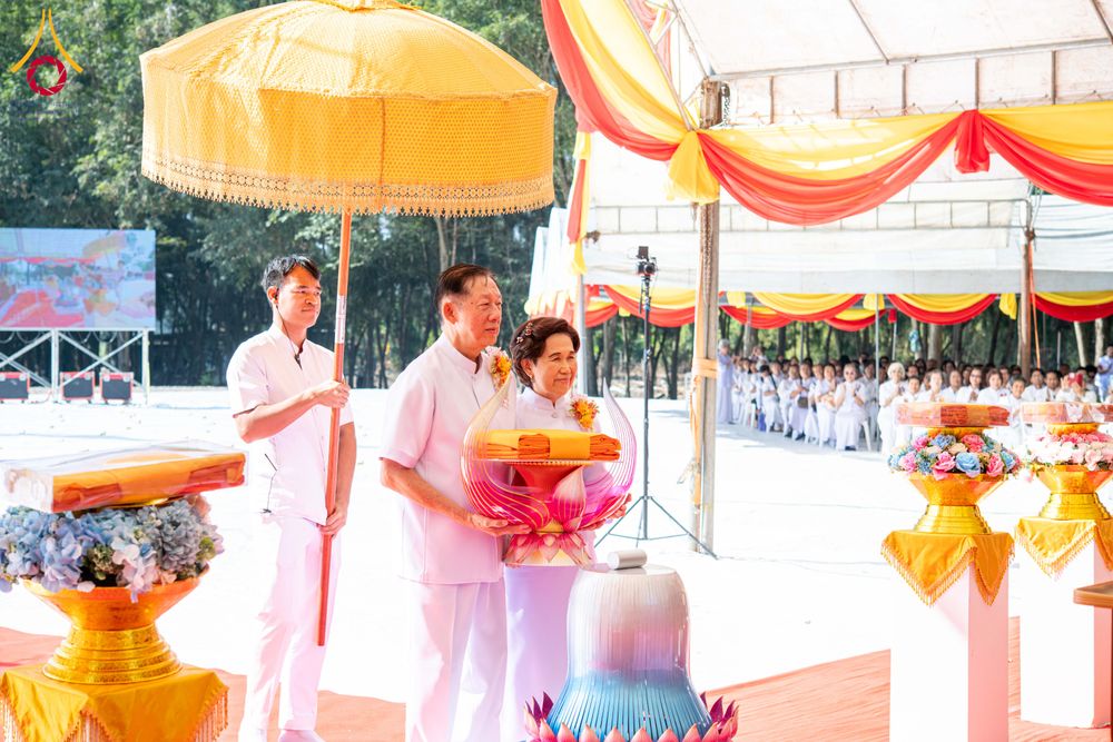 ภาพ No.285744:วันพุธที่ 10 ธันวาคม พ.ศ.2568  พิธีตอกเสาเข็มมงคลต้นสุดท้าย รองรับองค์พระเจดีย์เพื่อสร้างสันติภาพโลก ณ ศูนย์ปฏิบัติธรรมและศูนย์อบรมเยาวชน ชัยนาท