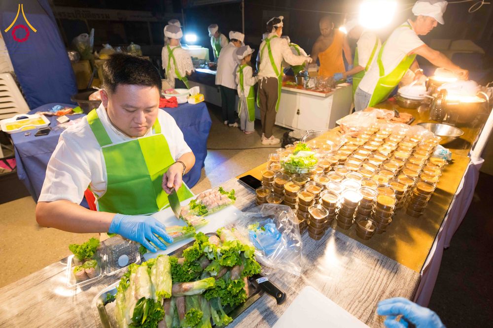 ภาพ No.303004:วันที่ 26 มกราคม พ.ศ. 2569 พิธีถวายภัตตาหารเป็นสังฆทาน แด่พระธรรมยาตรา ณ วัดพระธรรมกาย  จังหวัดปทุมธานี ในโครงการธรรมยาตรา กตัญญูบูชา มหาปูชนียาจารย์ พระมงคลเทพมุนี(สด จนฺทสโร) พระผู้ปราบมาร อนุสรณ์สถาน 7 แห่ง ปีที่ 14