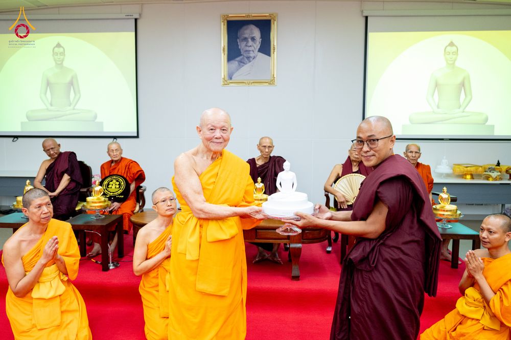 ภาพ No.325598:วันที่ 24 เมษายน พ.ศ.2569 หลวงพ่อทัตตชีโว รองเจ้าอาวาสวัดพระธรรมกาย ถวายการต้อนรับและปฏิสันถารคณะสงฆ์เมียนมาร์